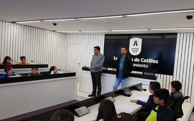 Los alumnos de 2° de Primaria del colegio Cervantes visitan el Ayuntamiento