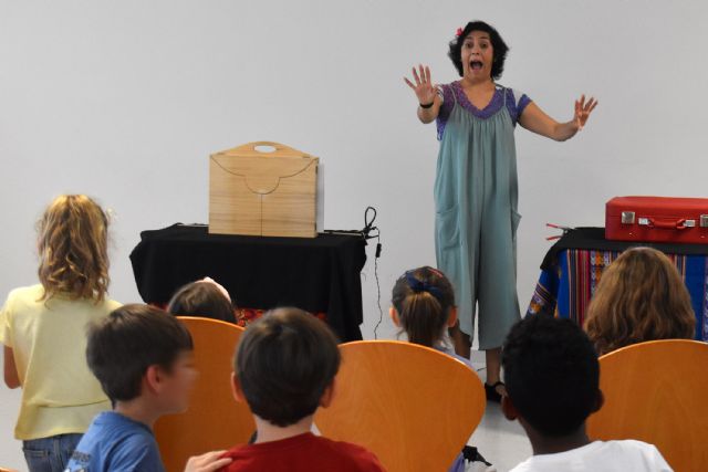 Los más peques disfrutan y aprenden con un cuentacuento del programa 'Cuidar la infancia'