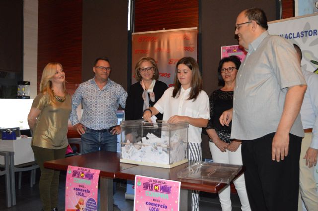 María Dolores Macanás, ganadora del viaje a Almería de la campaña del 'Día de la Super Madre' de los comerciantes torreños
