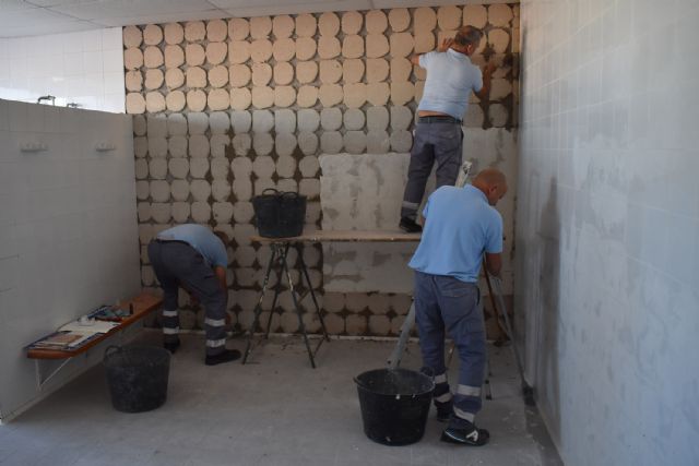 Deportes mejora los vestuarios del polideportivo municipal