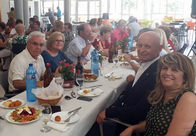El director del Centro de Día de Personas Mayores se despide tras 34 años en el cargo