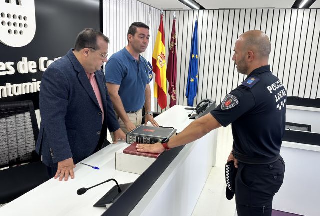 Dos nuevos agentes toman posesión de su plaza en la Policía Local