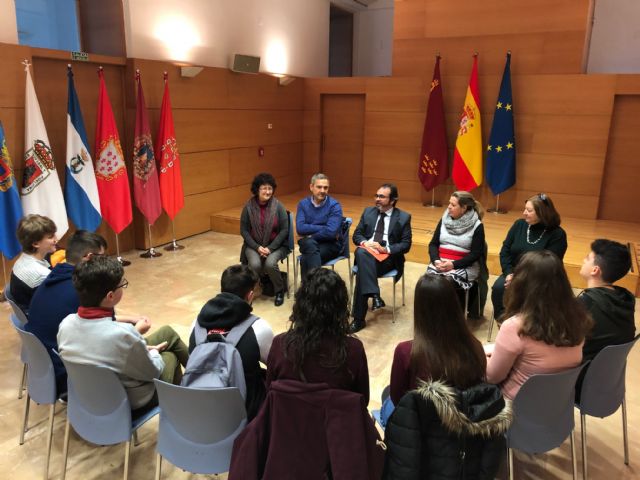 El consejero de Presidencia recibe a los alum nos de las Torres de Cotillas premiados por la Fundación  de Víctimas del Terrorismo