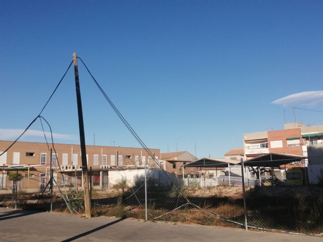 El solar del antiguo Hogar de las Personas Mayores, un peligro público y una mala imagen en el centro del pueblo 