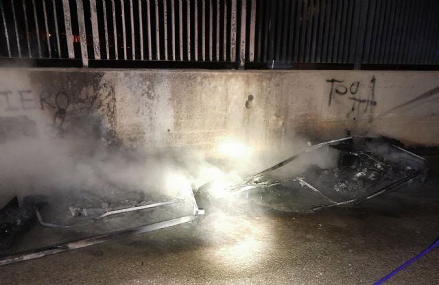 Las imprudencias por el depósito de brasas causan la quema de cuatro contenedores