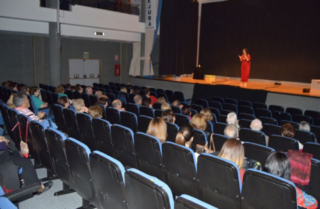 Los adultos también celebran el 8 de marzo en Las Torres de Cotillas con unos 'Cuentos a la luz de una vela'