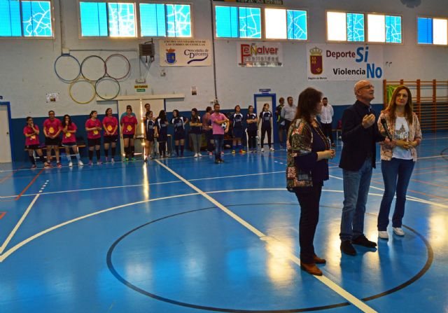 Las torreñas juegan al fútbol sala para festejar el Día Internacional por los Derechos de la Mujeres y la Paz Mundial