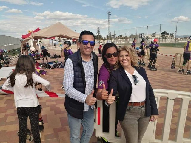 El PP sobre ruedas apoyando la labor y participación del club local 'Roller Queen'