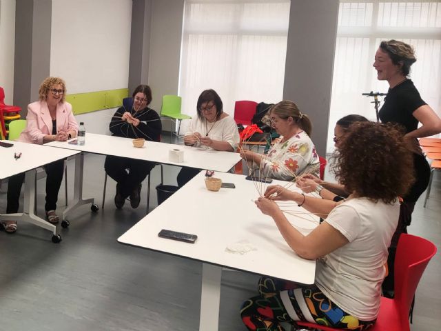 La Concejalía de Servicios Sociales imparte un taller gratuito de cestería en el centro vecinal de Los Vicentes