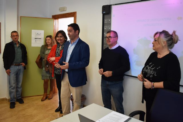 18 personas participan en un curso gratuito de actividades auxiliares de almacén de 210 horas