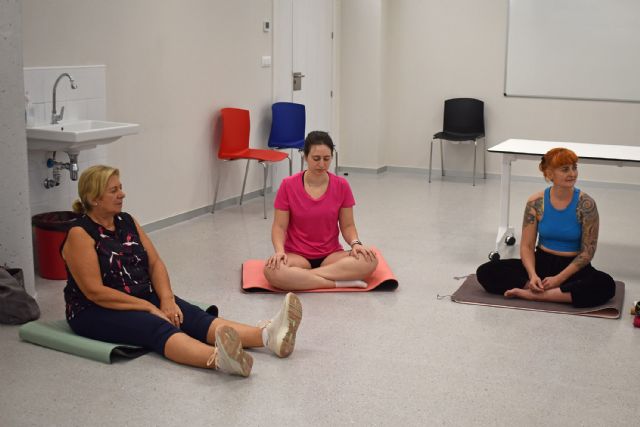 Unos talleres gratuitos de yoga impulsan el bienestar, la igualdad y la conciliación