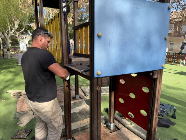 Arrancan las obras de adecuación de la zona de juego infantil del parque de la Constitución