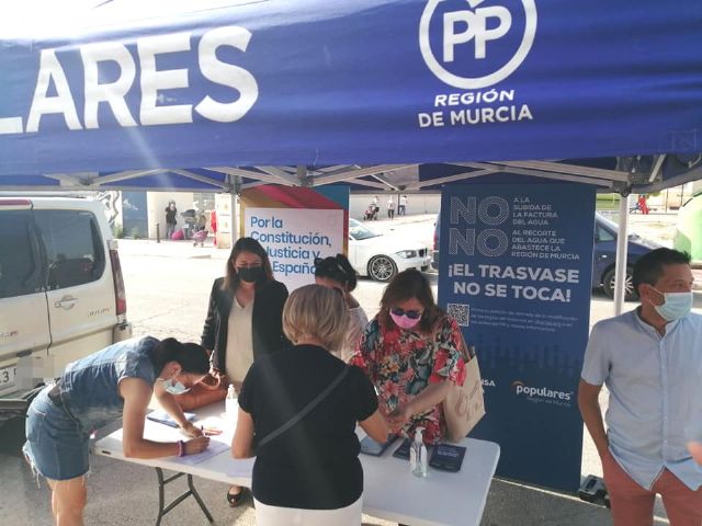 Éxito de respuesta hoy viernes de los torreños en la campaña de recogida de firmas contra los indultos a los independentistas del 'procés' catalán que plantea el Gobierno de Pedro Sánchez