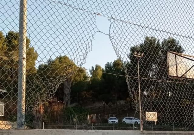 Las instalaciones deportivas en barrios y pedanías en permanente estado de abandono