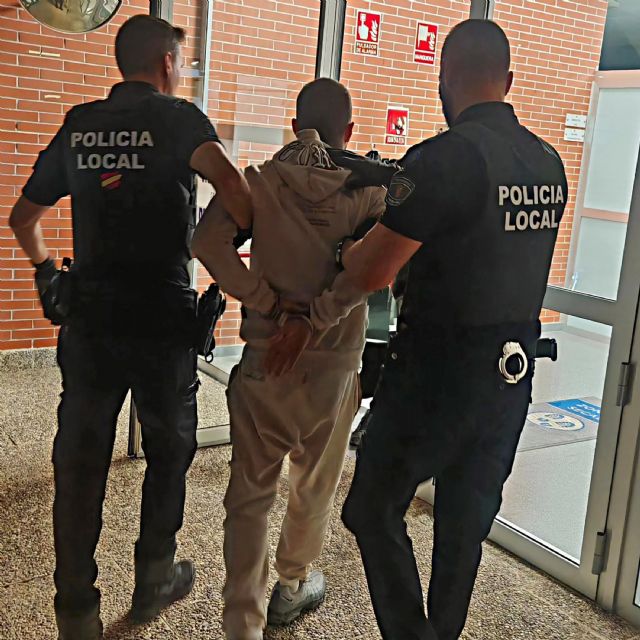 La Policía Local de Las Torres de Cotillas detiene a una persona con 10 requisitorias judiciales