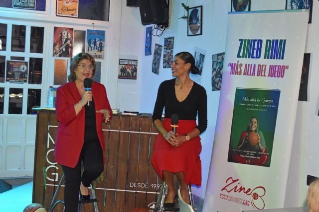 La escritora Zineb Rimi abre el ciclo 'Un ratico entre letras' con su primera obra, que enlaza vida y baloncesto