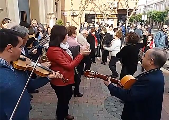 El encuentro de cuadrillas ´José López Asensio´ llenó un año más de música y bailes la Navidad torreña