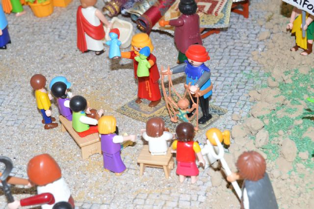 Un belén de Playmobil se suma al tradicional para darle un toque especial a la Navidad de Las Torres de Cotillas