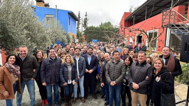 El presidente regional Fernando López Miras con el PP de Las Torres de Cotillas en su jornada de convivencia navideña