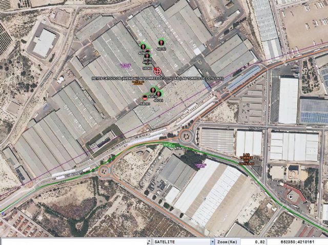 Bomberos dan por controlado el incendio declarado en una industria de envases metálicos ubicada en el Complejo Industrial Los Pinos en Las Torres de Cotillas