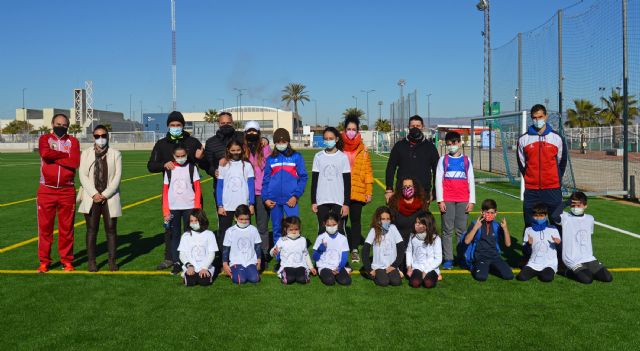 Cerca de 20 jóvenes torreños participan en un gymkana de atletismo en el polideportivo municipal