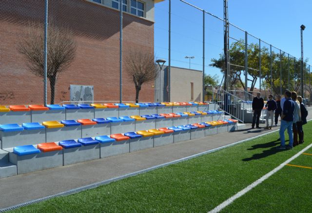 El campo municipal de fútbol 7 junto a la Casa de la Cultura ya tiene su nuevo graderío