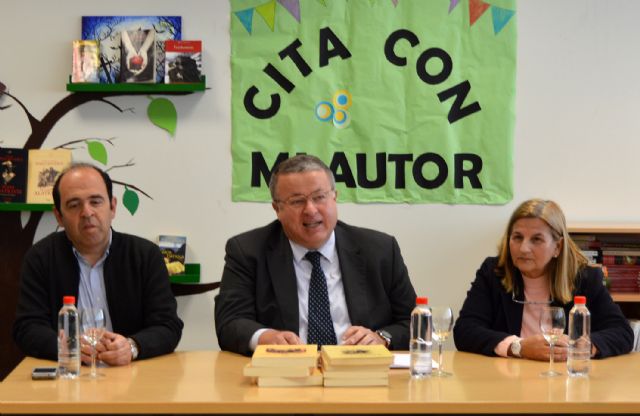 El delegado del Gobierno imparte una charla en el ciclo 'Cita con mi autor' del IES 'La Florida'