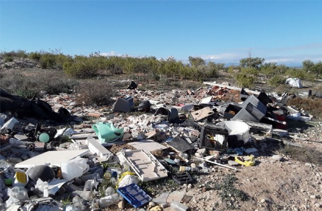 El Ayuntamiento torreño recuerda la importancia de no abandonar enseres en la vía pública, especialmente durante la pandemia