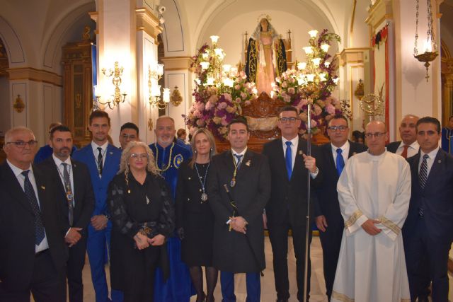 La lluvia doblega a La Dolorosa al poco de salir a la calle en procesión