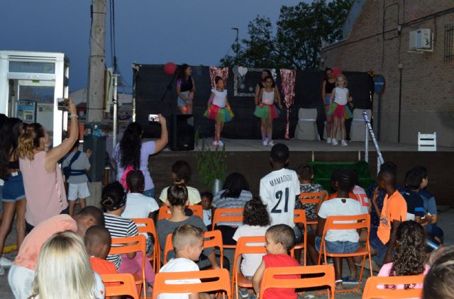 El barrio del Carmen corona a sus reinas para comenzar sus fiestas patronales