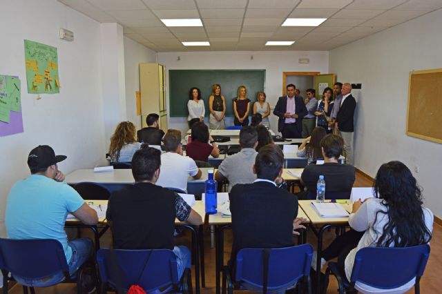 El director general del SEF visita a los jóvenes torreños que se forman en limpieza de espacios abiertos e instalaciones industriales