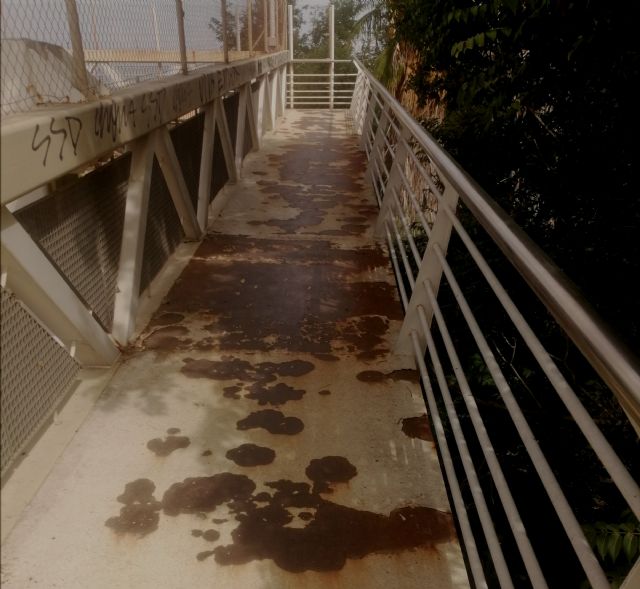 Se oxida la pasarela peatonal sobre la vía del tren en la Avenida Diputación