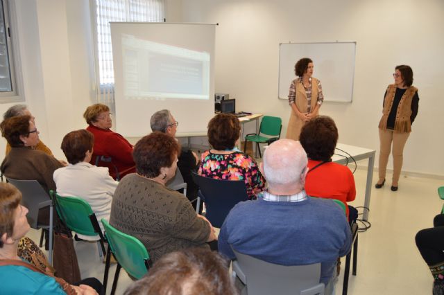 El CAVI ofrece en el Centro Social de Mayores una charla de sensibilización contra la violencia de género