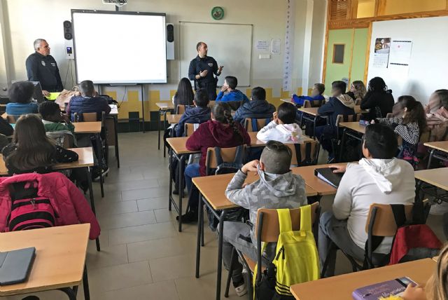 El programa 'Policía Tutor' forma a los escolares del IES 'La Florida' sobre el buen uso de Internet y de las redes sociales