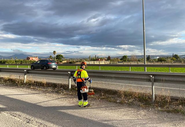 Tareas de desbroce y limpieza en la N344 a su paso por Las Torres de Cotillas