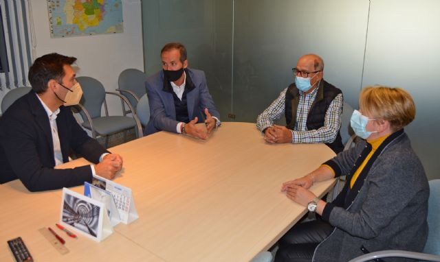 El alcalde Francisco Jesús López Manzanera visita la empresa local Perfimur
