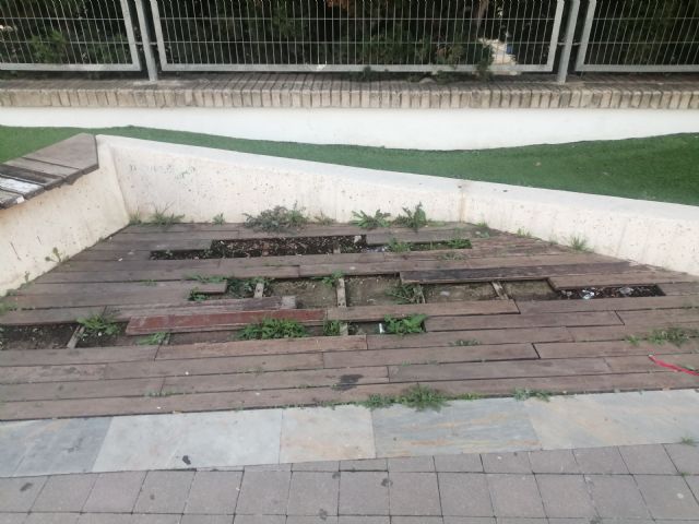 En muchas zonas de Las Torres de Cotillas la gente tropieza, se cae y hasta se lesiona