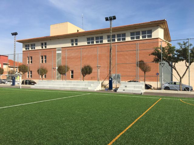 Comienza la colocación del graderío del campo municipal de fútbol 7 junto a la Casa de la Cultura