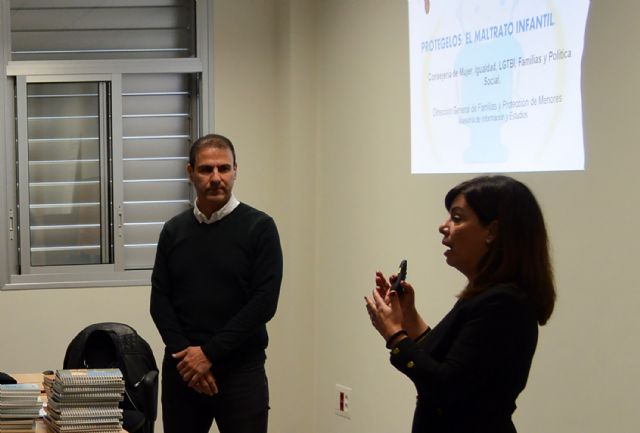 Charla sobre la atención al maltrato infantil en el Centro Local de Seguridad