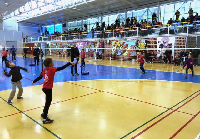 Tres oros individuales y dos por equipos para los participantes torreños en la final regional de bádminton escolar