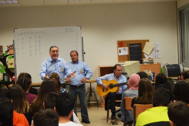 Los troveros de la asociación José María Marín acercan su arte al IES La Florida