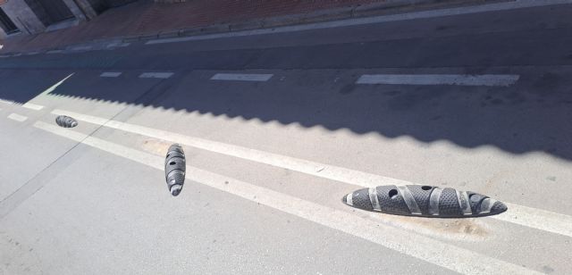 'Un caótico carril bici que el ayuntamiento desmonta trozo a trozo pero que además se cae a pedazos'