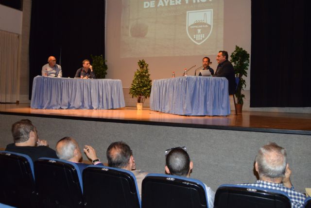 Las Torres de Cotillas charla sobre el fútbol de ayer y de hoy