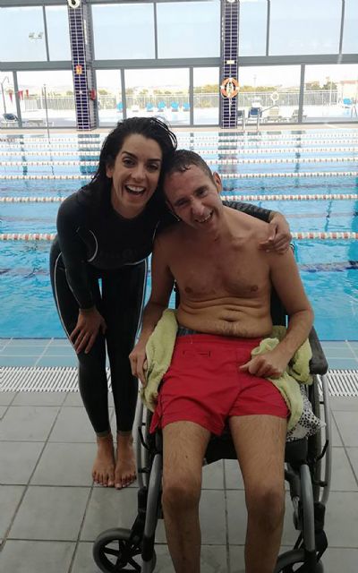 La cantante Ruth Lorenzo visita a los usuarios de la asociación torreña 'Puro Corazón'