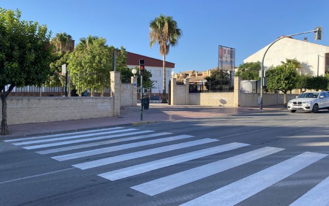 Repintados los pasos de cebra en los entornos de los centros docentes del municipio