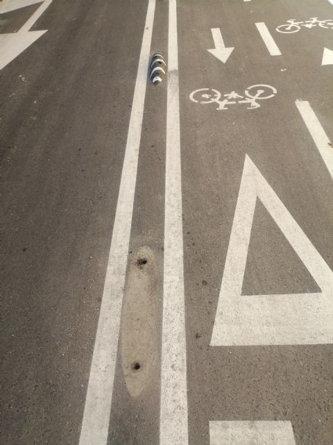 Un carril bici que indigna a los vecinos de Las Torres de Cotillas y además se rompe a pedazos