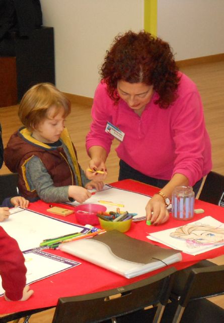 Los niños torreños dibujan el cartel de la procesión infantil de la Semana Santa