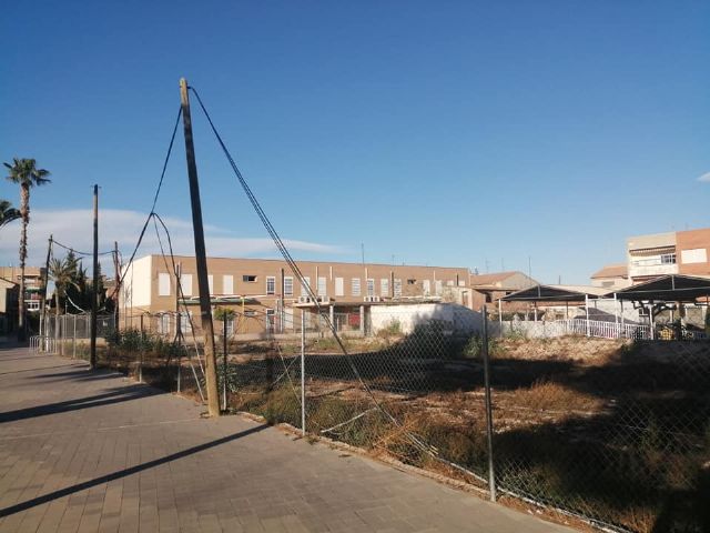 EL PP denuncia que los cables de corriente que rodean el solar del antiguo Hogar de las Personas Mayores siguen colgando