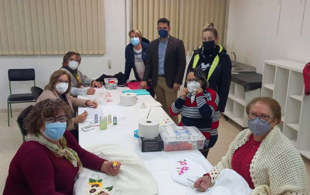 Los talleres de manualidades de la asociación de mujeres Isabel González descubren auténticas artistas