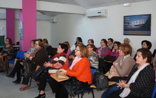 El alcalde ofrece a la asociación de mujeres 'Isabel González' torreña la charla 'Invierno y gripe'